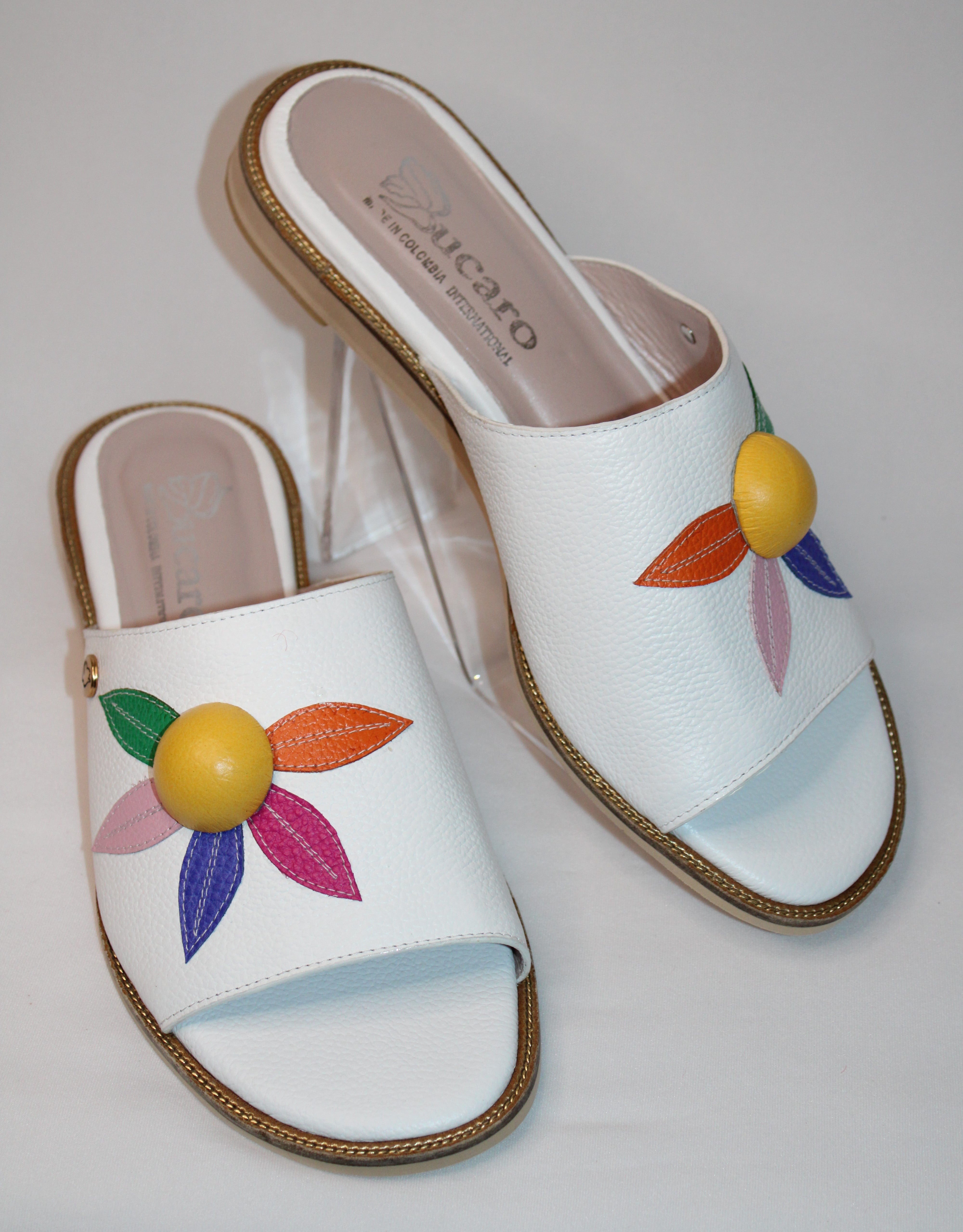 Flat Sandal with Flower Decoration | REF B530